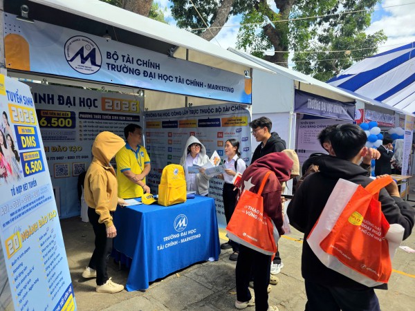 Tư vấn mùa thi 2026 tại Khánh Hòa: Sôi động không gian trải nghiệm ngành nghề