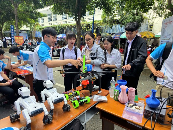 Tư vấn mùa thi 2026 tại Khánh Hòa: Sôi động không gian trải nghiệm ngành nghề