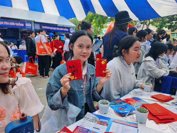 Tư vấn mùa thi 2026 tại Khánh Hòa: Sôi động không gian trải nghiệm ngành nghề