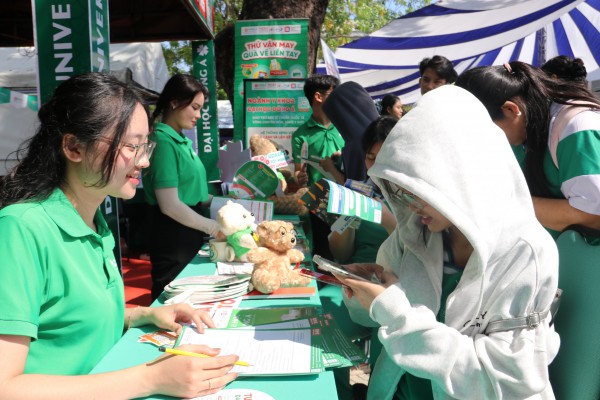 Tư vấn mùa thi: Gian hàng 'nóng' từ sáng sớm, học sinh săn cơ hội tương lai Tư vấn mùa thi: Gian hàng 'nóng' từ sáng sớm, học sinh săn cơ hội tương lai