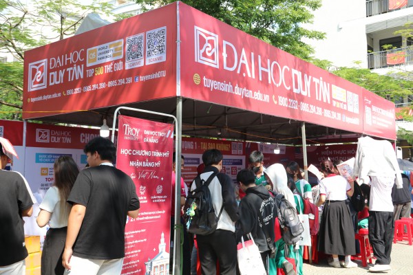 Tư vấn mùa thi: Gian hàng 'nóng' từ sáng sớm, học sinh săn cơ hội tương lai Tư vấn mùa thi: Gian hàng 'nóng' từ sáng sớm, học sinh săn cơ hội tương lai