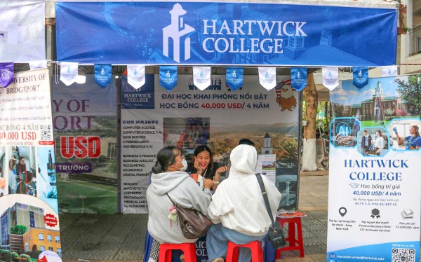 Tư vấn mùa thi: Gian hàng 'nóng' từ sáng sớm, học sinh săn cơ hội tương lai Tư vấn mùa thi: Gian hàng 'nóng' từ sáng sớm, học sinh săn cơ hội tương lai