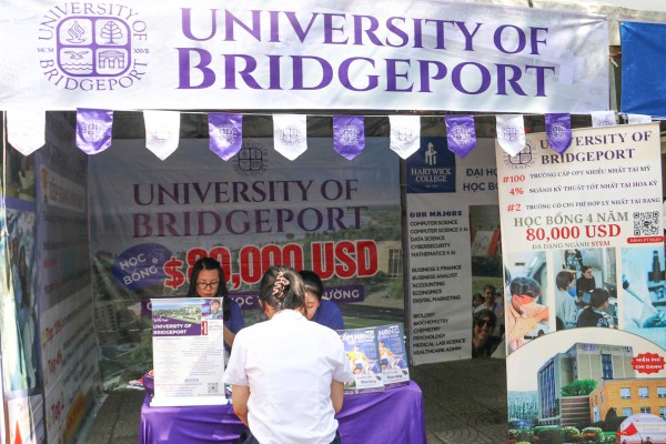 Tư vấn mùa thi: Gian hàng 'nóng' từ sáng sớm, học sinh săn cơ hội tương lai Tư vấn mùa thi: Gian hàng 'nóng' từ sáng sớm, học sinh săn cơ hội tương lai