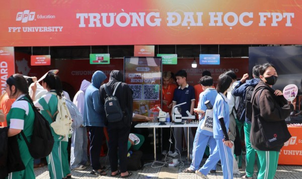 Tư vấn mùa thi: Gian hàng 'nóng' từ sáng sớm, học sinh săn cơ hội tương lai Tư vấn mùa thi: Gian hàng 'nóng' từ sáng sớm, học sinh săn cơ hội tương lai