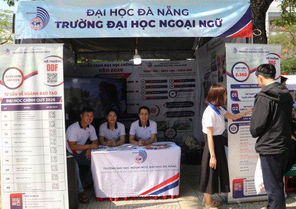 Tư vấn mùa thi: Gian hàng 'nóng' từ sáng sớm, học sinh săn cơ hội tương lai Tư vấn mùa thi: Gian hàng 'nóng' từ sáng sớm, học sinh săn cơ hội tương lai