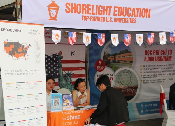 Tư vấn mùa thi: Gian hàng 'nóng' từ sáng sớm, học sinh săn cơ hội tương lai Tư vấn mùa thi: Gian hàng 'nóng' từ sáng sớm, học sinh săn cơ hội tương lai