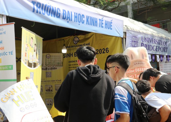 Tư vấn mùa thi: Gian hàng 'nóng' từ sáng sớm, học sinh săn cơ hội tương lai Tư vấn mùa thi: Gian hàng 'nóng' từ sáng sớm, học sinh săn cơ hội tương lai