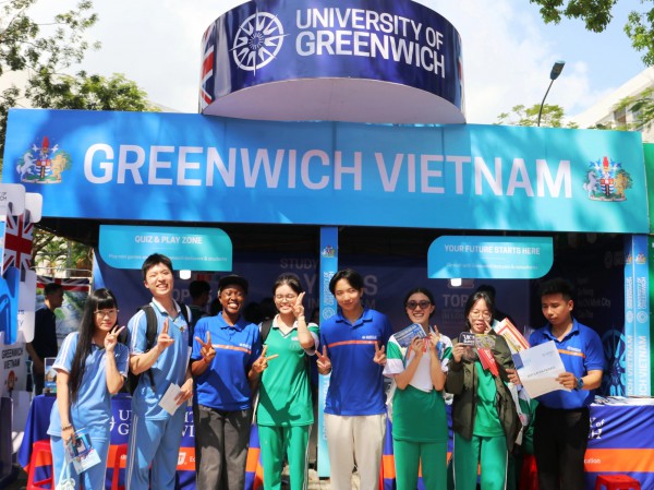 Tư vấn mùa thi: Gian hàng 'nóng' từ sáng sớm, học sinh săn cơ hội tương lai Tư vấn mùa thi: Gian hàng 'nóng' từ sáng sớm, học sinh săn cơ hội tương lai