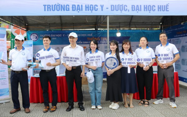 Tư vấn mùa thi: Gian hàng 'nóng' từ sáng sớm, học sinh săn cơ hội tương lai Tư vấn mùa thi: Gian hàng 'nóng' từ sáng sớm, học sinh săn cơ hội tương lai