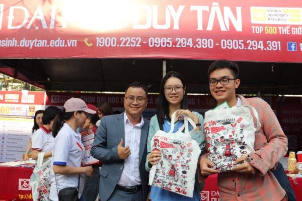 Tư vấn mùa thi: Gian hàng 'nóng' từ sáng sớm, học sinh săn cơ hội tương lai Tư vấn mùa thi: Gian hàng 'nóng' từ sáng sớm, học sinh săn cơ hội tương lai