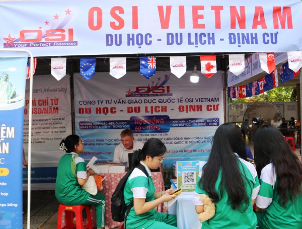Tư vấn mùa thi: Gian hàng 'nóng' từ sáng sớm, học sinh săn cơ hội tương lai Tư vấn mùa thi: Gian hàng 'nóng' từ sáng sớm, học sinh săn cơ hội tương lai