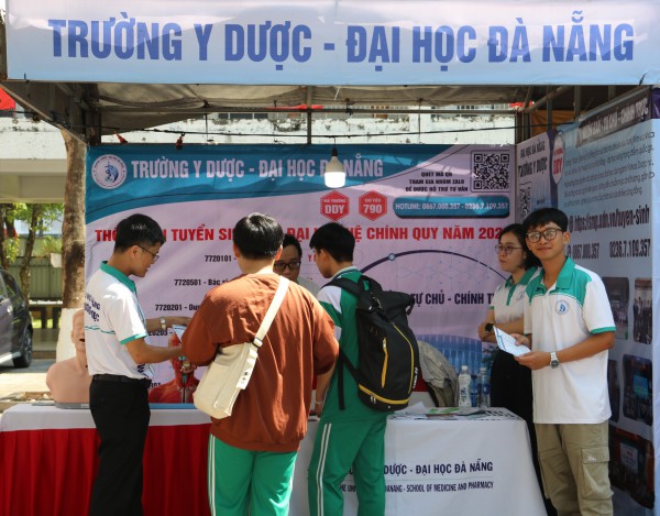 Tư vấn mùa thi: Gian hàng 'nóng' từ sáng sớm, học sinh săn cơ hội tương lai Tư vấn mùa thi: Gian hàng 'nóng' từ sáng sớm, học sinh săn cơ hội tương lai