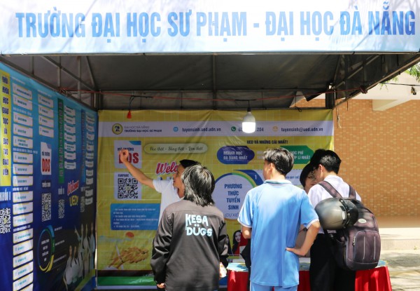 Tư vấn mùa thi: Gian hàng 'nóng' từ sáng sớm, học sinh săn cơ hội tương lai Tư vấn mùa thi: Gian hàng 'nóng' từ sáng sớm, học sinh săn cơ hội tương lai