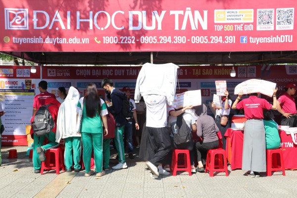 Tư vấn mùa thi: Gian hàng 'nóng' từ sáng sớm, học sinh săn cơ hội tương lai Tư vấn mùa thi: Gian hàng 'nóng' từ sáng sớm, học sinh săn cơ hội tương lai