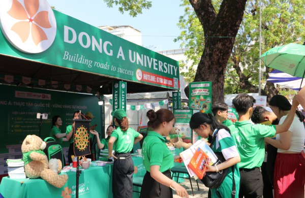 Tư vấn mùa thi: Gian hàng 'nóng' từ sáng sớm, học sinh săn cơ hội tương lai Tư vấn mùa thi: Gian hàng 'nóng' từ sáng sớm, học sinh săn cơ hội tương lai