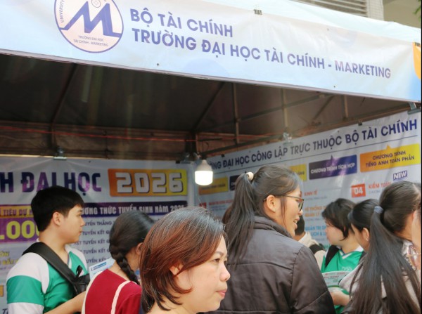 Tư vấn mùa thi: Gian hàng 'nóng' từ sáng sớm, học sinh săn cơ hội tương lai Tư vấn mùa thi: Gian hàng 'nóng' từ sáng sớm, học sinh săn cơ hội tương lai