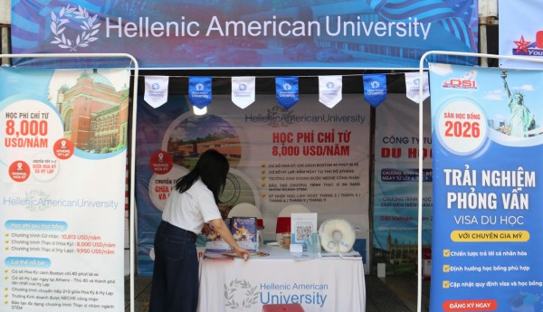 Tư vấn mùa thi: Gian hàng 'nóng' từ sáng sớm, học sinh săn cơ hội tương lai Tư vấn mùa thi: Gian hàng 'nóng' từ sáng sớm, học sinh săn cơ hội tương lai