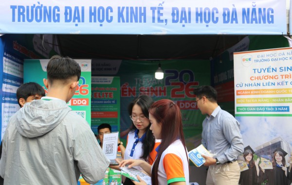 Tư vấn mùa thi: Gian hàng 'nóng' từ sáng sớm, học sinh săn cơ hội tương lai Tư vấn mùa thi: Gian hàng 'nóng' từ sáng sớm, học sinh săn cơ hội tương lai