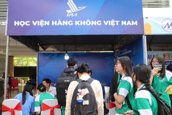Tư vấn mùa thi: Gian hàng 'nóng' từ sáng sớm, học sinh săn cơ hội tương lai Tư vấn mùa thi: Gian hàng 'nóng' từ sáng sớm, học sinh săn cơ hội tương lai