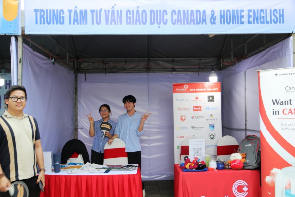 Tư vấn mùa thi: Gian hàng 'nóng' từ sáng sớm, học sinh săn cơ hội tương lai Tư vấn mùa thi: Gian hàng 'nóng' từ sáng sớm, học sinh săn cơ hội tương lai