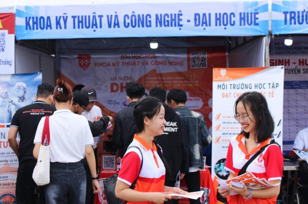 Tư vấn mùa thi: Hơn 2.000 học sinh Quảng Nam thích thú xếp hàng trải nghiệm