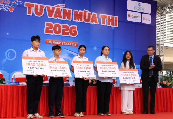 Tư vấn mùa thi: Nữ sinh nhận học bổng, nghẹn ngào vì có thể 'đỡ đần mẹ'