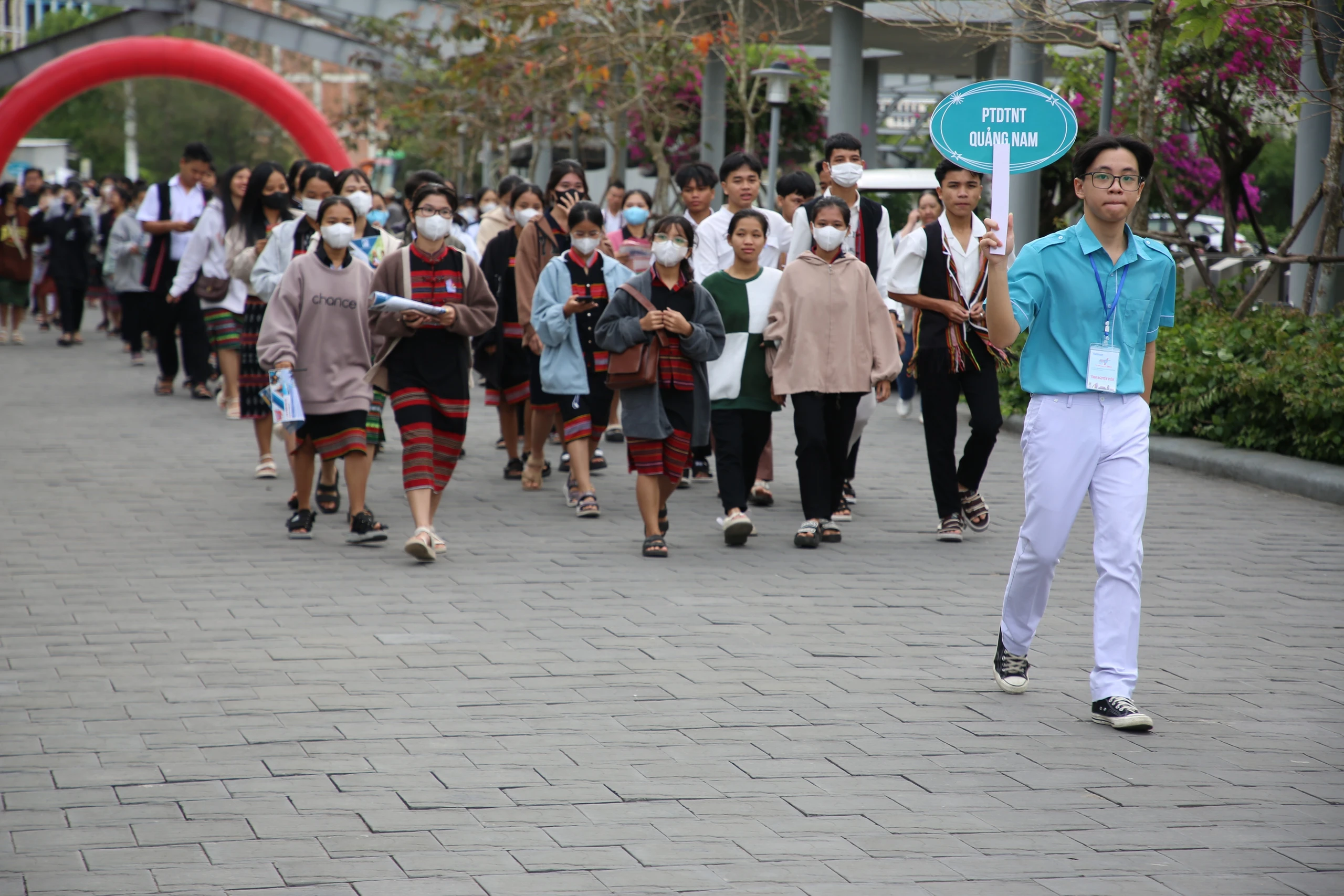 Tư vấn mùa thi tại Quảng Nam: Học sinh háo hức đến sớm nhờ những chuyến xe