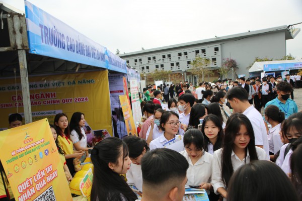 Tư vấn mùa thi tại Quảng Nam: Học sinh háo hức đến sớm nhờ những chuyến xe