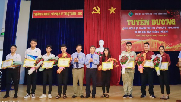 Tuyên dương các sinh viên đạt giải quốc gia và thế giới năm 2023