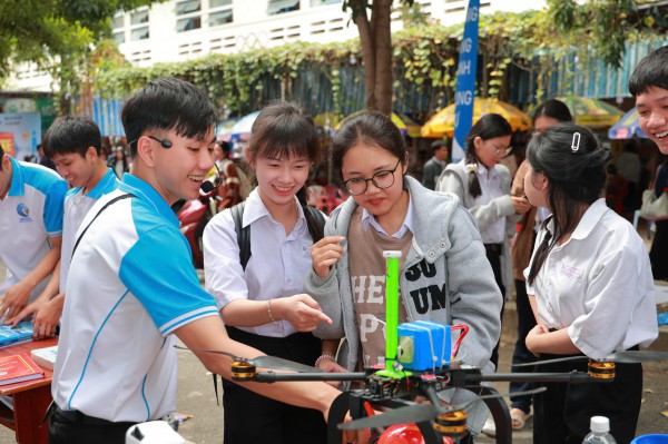 Tuyển sinh ĐH 2026: Chuyển hướng tổ hợp môn khi hạn chế khối thi truyền thống