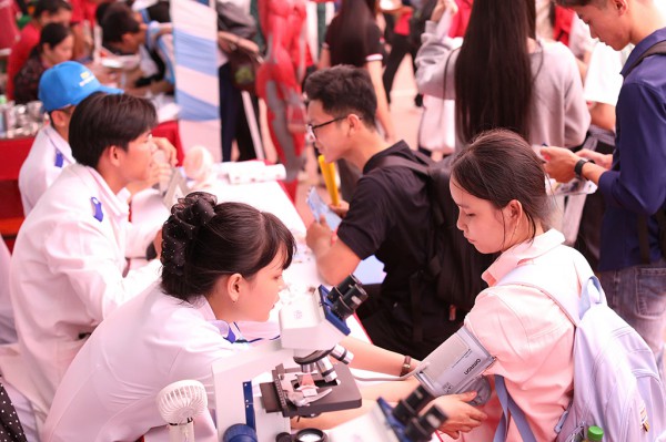 Tuyển sinh ĐH 2026: Thêm nhiều tổ hợp môn mới cho ngành sức khỏe Tuyển sinh ĐH 2026: Thêm nhiều tổ hợp môn mới cho ngành sức khỏe