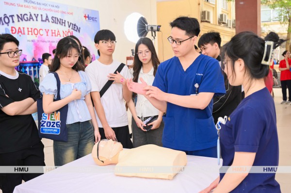 Vì sao Trường ĐH Y Hà Nội bỏ xét tổ hợp C00 cho ngành tâm lý học?