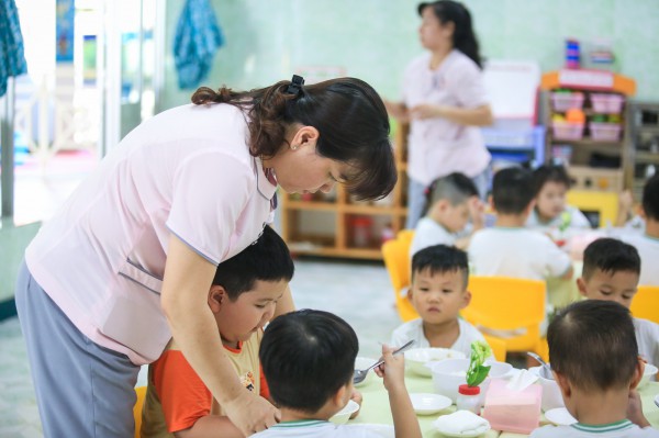 Vì sao cần xếp giáo viên mầm non là nghề nặng nhọc? Vì sao cần xếp giáo viên mầm non là nghề nặng nhọc?