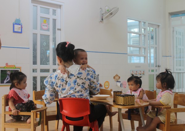 Vì sao cần xếp giáo viên mầm non là nghề nặng nhọc? Vì sao cần xếp giáo viên mầm non là nghề nặng nhọc?