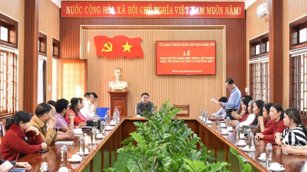 Vì sao chưa hết năm học hàng loạt hiệu trưởng tại một huyện bị luân chuyển?