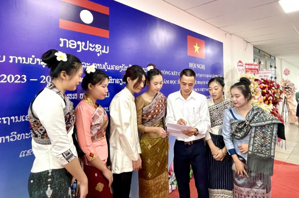 Việt Nam đang đào tạo hơn 10.000 lưu học sinh Lào