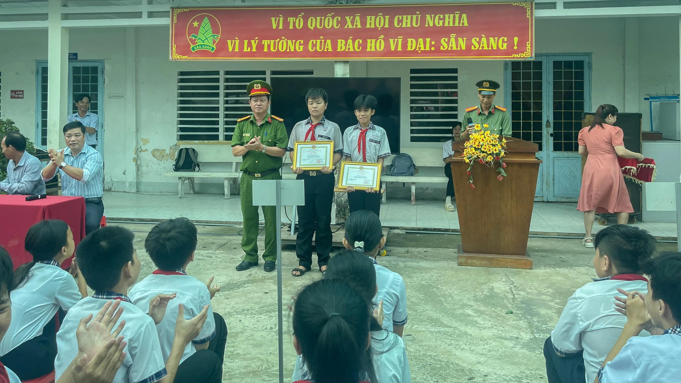 Vĩnh Long: Khen thưởng 2 học sinh không tham của rơi