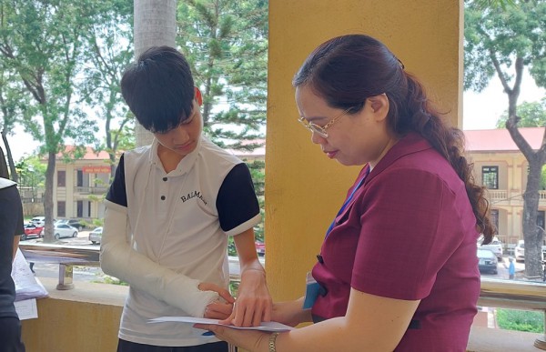 Vĩnh Phúc: Thí sinh bị gãy tay phải vẫn hoàn thành bài thi vào lớp 10