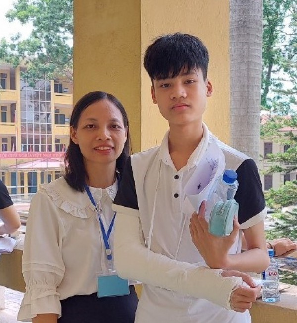 Vĩnh Phúc: Thí sinh bị gãy tay phải vẫn hoàn thành bài thi vào lớp 10