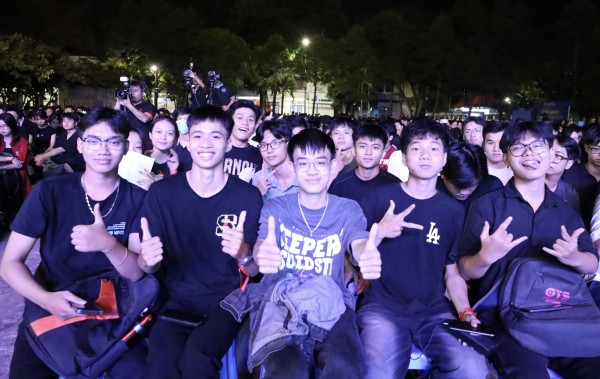 Vinh danh thủ khoa Bách khoa Đà Nẵng: Bùng nổ cảm xúc Vinh danh thủ khoa Bách khoa Đà Nẵng: Bùng nổ cảm xúc