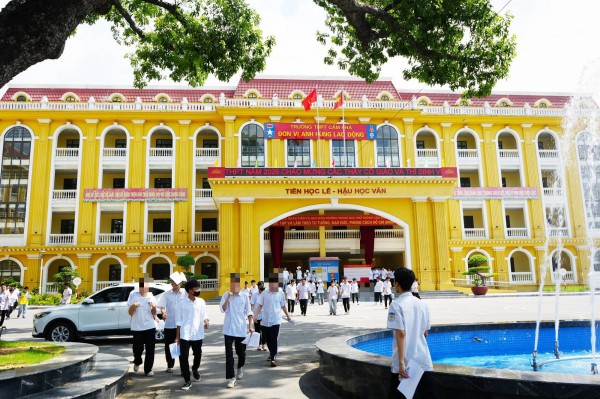 Vụ 'hỗ trợ thí sinh' trong kỳ thi tốt nghiệp THPT 2026: Mẹ thí sinh nhờ vả Vụ 'hỗ trợ thí sinh' trong kỳ thi tốt nghiệp THPT 2026: Mẹ thí sinh nhờ vả