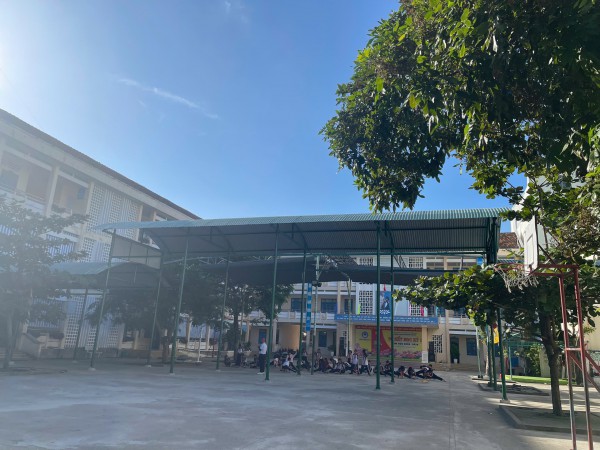 Vụ huy động 624 triệu đồng làm mái che, vệ sinh trường học: Hiệu trưởng nói gì?