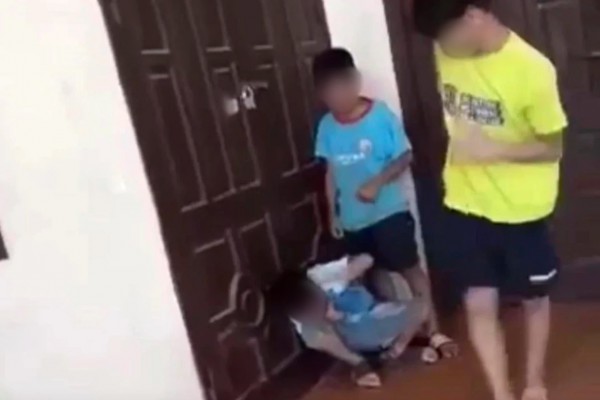 Vụ nam sinh lớp 7 bị đánh hội đồng: Nạn nhân vẫn gọi người thân là 