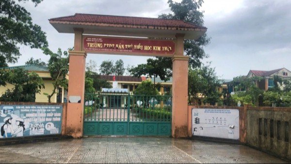 Vụ nghi 'ngăn đưa học sinh bị ngộ độc đi bệnh viện': Tạm đình chỉ phó hiệu trưởng Vụ nghi 'ngăn đưa học sinh bị ngộ độc đi bệnh viện': Tạm đình chỉ phó hiệu trưởng