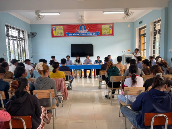 Vụ nghi 'ngăn đưa học sinh bị ngộ độc đi bệnh viện': Tạm đình chỉ phó hiệu trưởng Vụ nghi 'ngăn đưa học sinh bị ngộ độc đi bệnh viện': Tạm đình chỉ phó hiệu trưởng