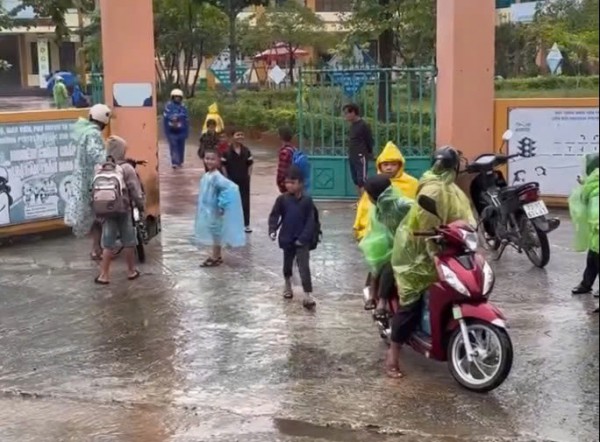 Vụ nghi ngăn học sinh cấp cứu: Phó hiệu trưởng trở lại trường, phụ huynh đón con về Vụ nghi ngăn học sinh cấp cứu: Phó hiệu trưởng trở lại trường, phụ huynh đón con về