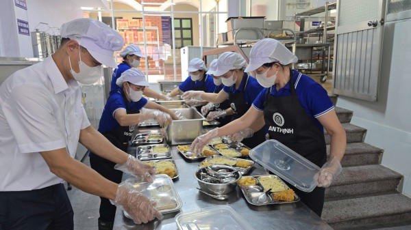 Vụ thực phẩm bẩn vào trường học ở Lâm Đồng: Bếp bán trú có nhà thầu mới Vụ thực phẩm bẩn vào trường học ở Lâm Đồng: Bếp bán trú có nhà thầu mới