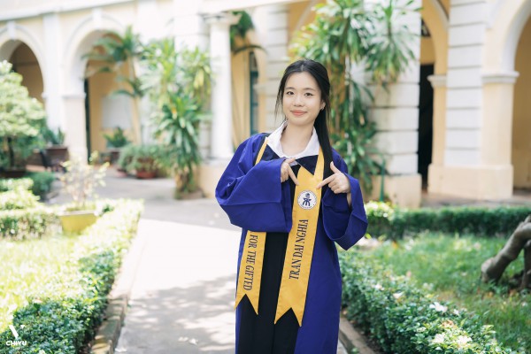 Vừa nhận học bổng chính phủ, nữ sinh TP.HCM san sẻ ngay cho đồng bào vùng lũ