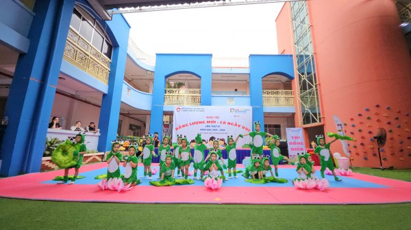 Vui như xem trẻ mầm non thi đấu thể thao