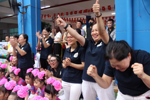 Vui như xem trẻ mầm non thi đấu thể thao